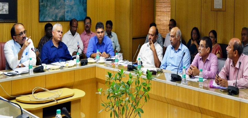 चिकित्सा एवं स्वास्थ्य मंत्री ने प्रदेश के 08 महत्वाकांक्षी जनपदों में स्वास्थ्य विभाग द्वारा संचालित योजनाओं की समीक्षा बैठक करते हुए
