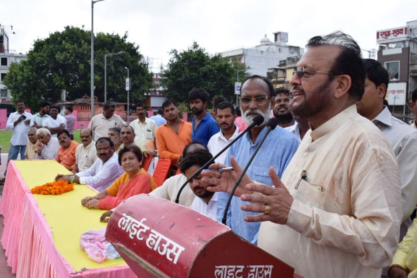 नगर विकास मंत्री सुरेश खन्ना कार्यक्रम को संबोधित करते हुए