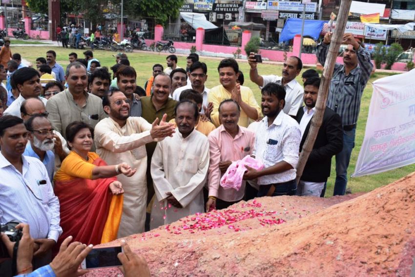  नगर विकास मंत्री सुरेश खन्ना और महापौर संयुक्ता भाटिया स्वामी विवेकानंद एवं शहीद गुलाब सिंह लोधी की प्रतिमा पर पुष्पांजलि अर्पित करते हुए