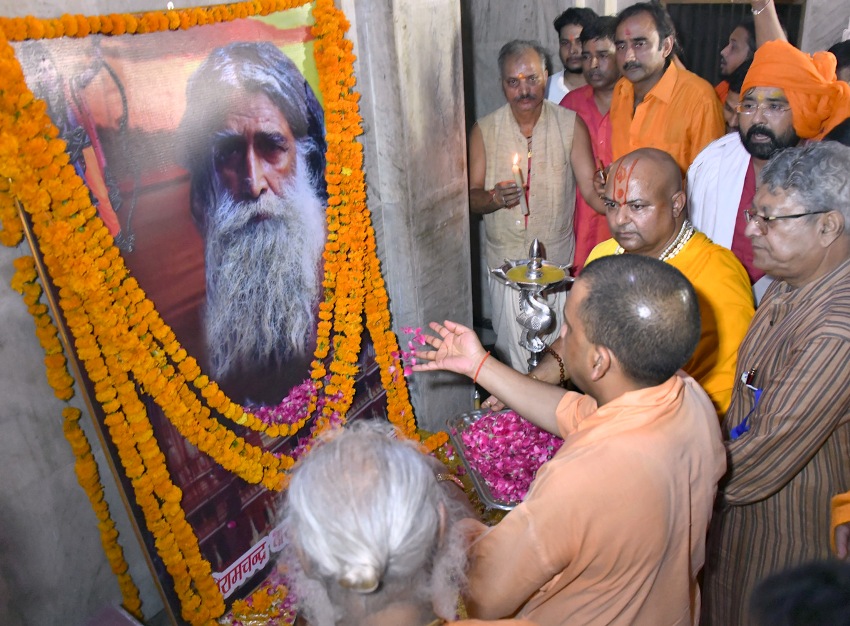 UPCM दिगम्बर अखाड़ा आश्रम, अयोध्या में महन्त श्री रामचन्द्र परमहंस महाराज की 15वीं पुण्यतिथि पर पुष्पांजलि अर्पित करते हुए