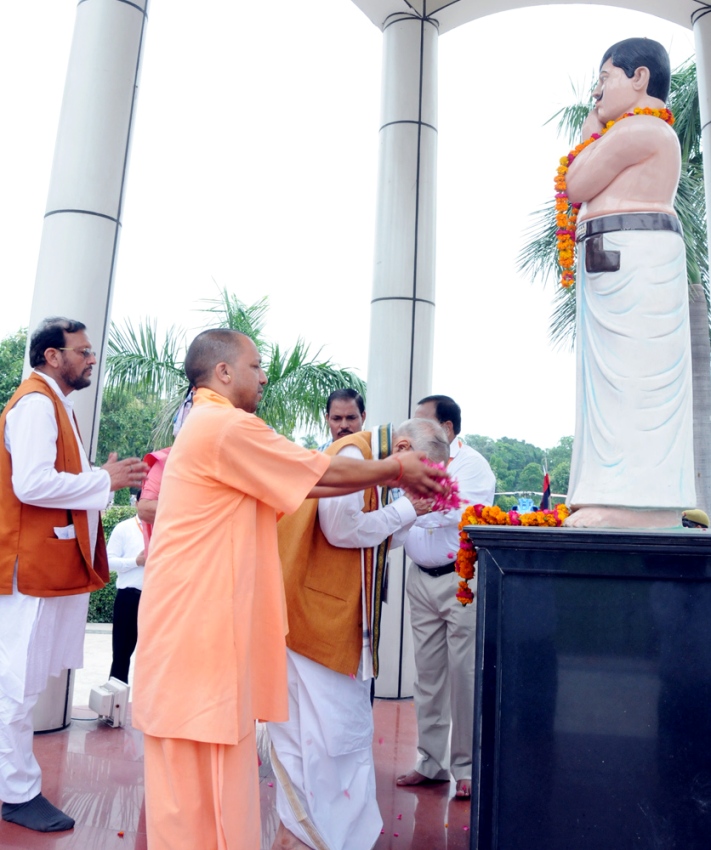 UPCM अमर शहीद चन्द्रशेखर आजाद की प्रतिमा पर पुष्पांजलि अर्पित करते हुए