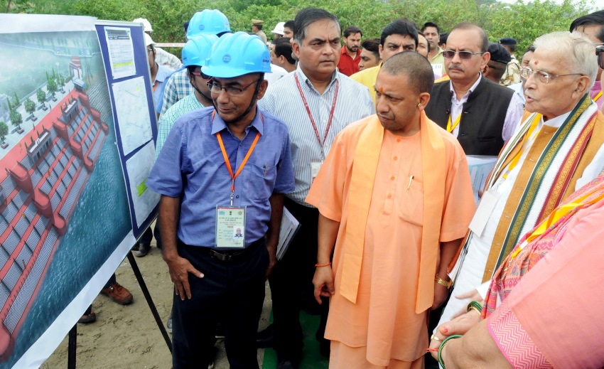 UPCM कानपुर में निरीक्षण के दौरान अधिकारियों से जानकारी लेते हुए