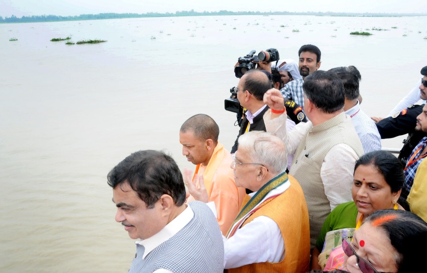 UPCM सीसामऊ नाले का निरीक्षण करते हुए