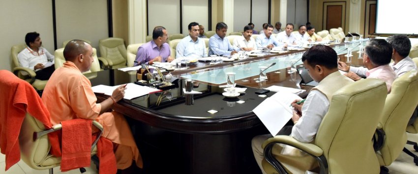 UPCM आवास और शहरी नियोजन विभाग की जनकल्याणकारी योजनाओं/कार्यक्रमों का प्रस्तुतिकरण देखते हुए