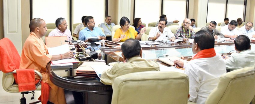 UPCM शास्त्री भवन में वन्यजीव बोर्ड के अधिकारियों के साथ समीक्षा बैठक करते हुए