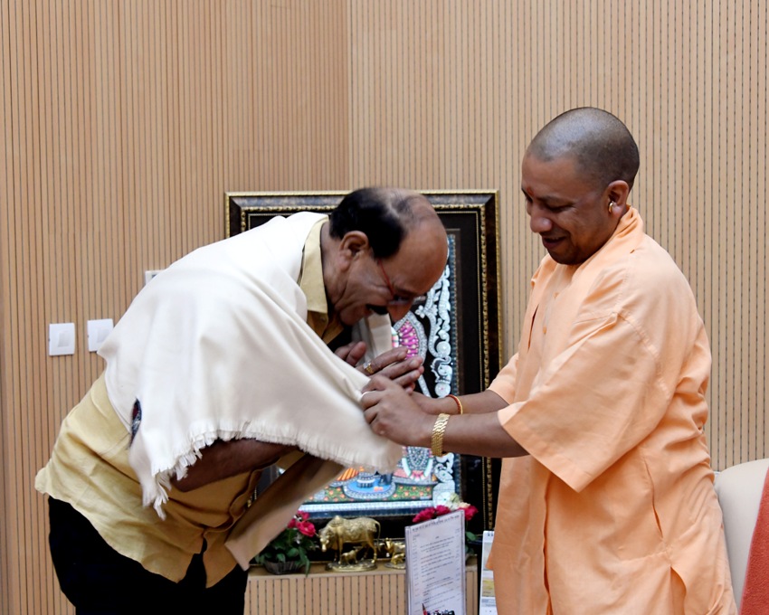 UPCM उत्तराखंड के कृषि मंत्री सुबोध उनियाल को शॉल भेंट करते हुए