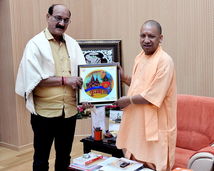 UPCM उत्तराखंड के कृषि मंत्री सुबोध उनियाल को कुम्भ का लोगो भेंट करते हुए