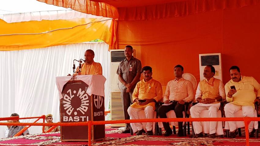 UPCM बस्ती में बाढ़ से प्रभावित परिवारों को राहत सामग्री वितरित करने के बाद कार्यक्रम को सम्बोधित करते हुए