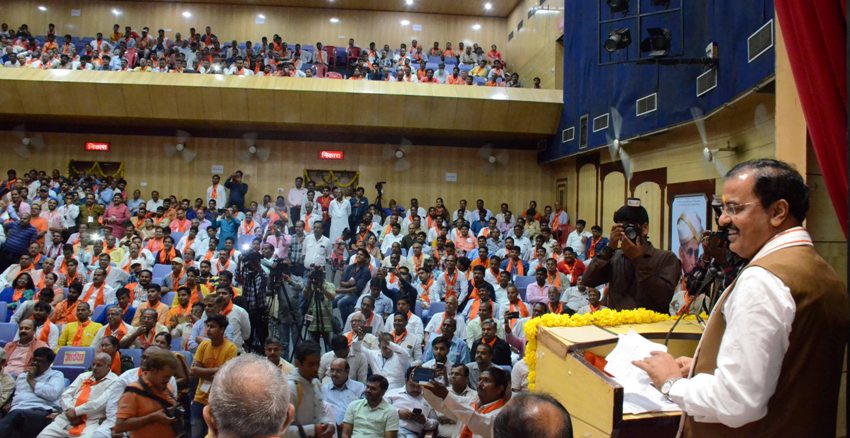 UP_Dy_CM "सामाजिक प्रतिनिधि बैठक" में जायसवाल समाज को सम्बोधित करते हुए