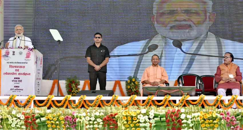 PM मोदी वाराणसी में विभिन्न विकास परियोजनाओं का लोकार्पण और शिलान्यास के बाद जनसभा को सम्बोधित करते हुए