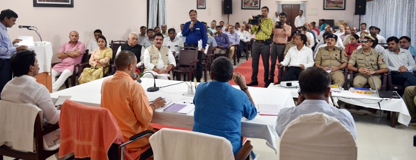 UPCM वाराणसी के विकास कार्यों और कानून-व्यवस्था की समीक्षा बैठक करते हुए