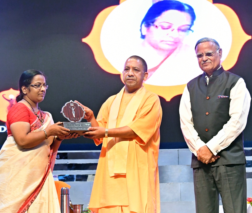 UPCM प्रदेश के विभिन्न क्षेत्रों में विशिष्ट कार्य करने वाली महिलाओं को देवी अवार्ड से सम्मानित करते हुए