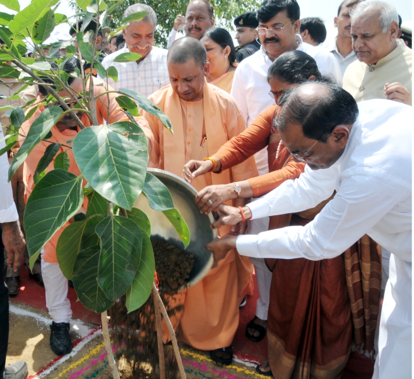 UPCM हसनापुर सानी ग्राम में श्रमदान और पीपल, बरगद आदि के पौधे रोपित करते हुए