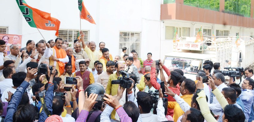 UP_Dy_CM राहत सामग्री से भरे हुए वाहनों को झण्डा दिखाकर रवाना करते हुए