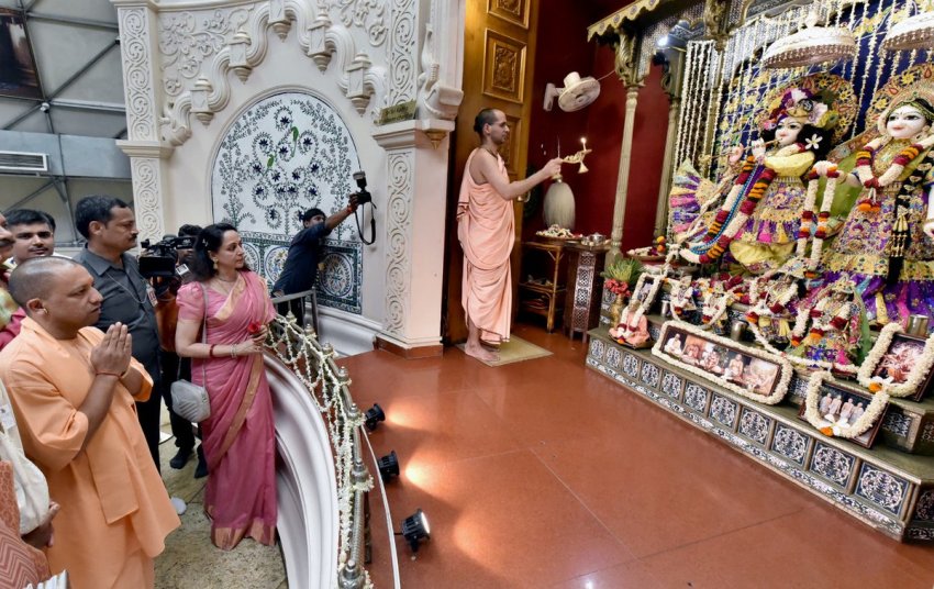 UPCM मथुरा में राधा -कृष्ण के दर्शन करते हुए और साथ में सांसद हेमा मालनी भी मौजूद