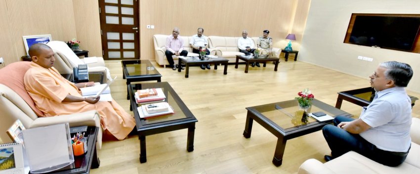 UPCM को भूतपूर्व पुलिस महानिदेशक सुलखान सिंह की अध्यक्षता में बनी 3 सदस्यीय कमेटी ने उनके सरकारी आवास 5 कालिदास मार्ग लखनऊ पर कारागार सुधार से संबंधित रिपोर्ट सौंपी और बातचीत करते हुए