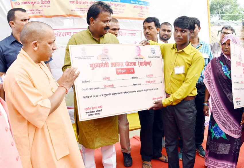 UPCM प्रधानमंत्री आवास योजना एवं मुख्यमंत्री आवास योजना के लाभार्थियों को स्वीकृति-पत्र प्रदान करते हुए