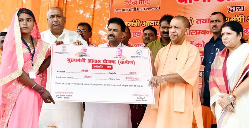UPCM प्रधानमंत्री आवास योजना एवं मुख्यमंत्री आवास योजना के लाभार्थियों को स्वीकृति-पत्र प्रदान करते हुए