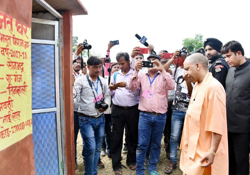 UPCM सोनभद्र में शौचालयों के निर्माण कार्यों का निरीक्षण करते हुए
