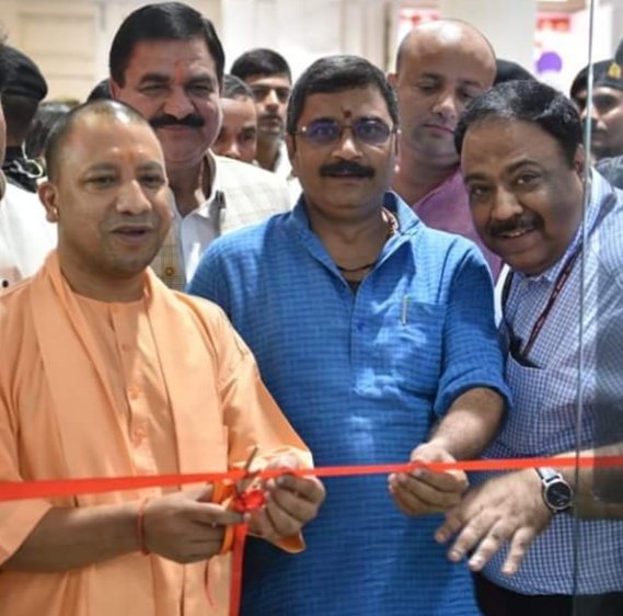 UPCM वाराणसी में "इंडिया पोस्ट पेमेंट बैंक" का फीता काटकर शुभारंभ करते हुए