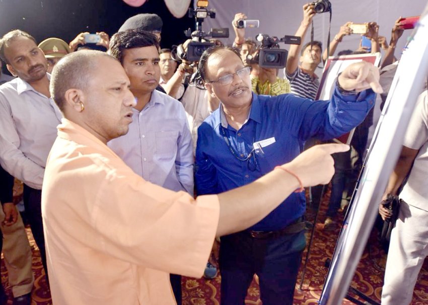 UPCM को परियोजनाओं के सम्बन्ध में अधिकारी जानकारी देते हुए 