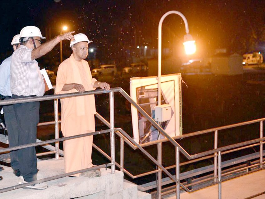 UPCM को परियोजनाओं के स्थलीय निरीक्षण के दौरान अधिकारी जानकारी देते हुए