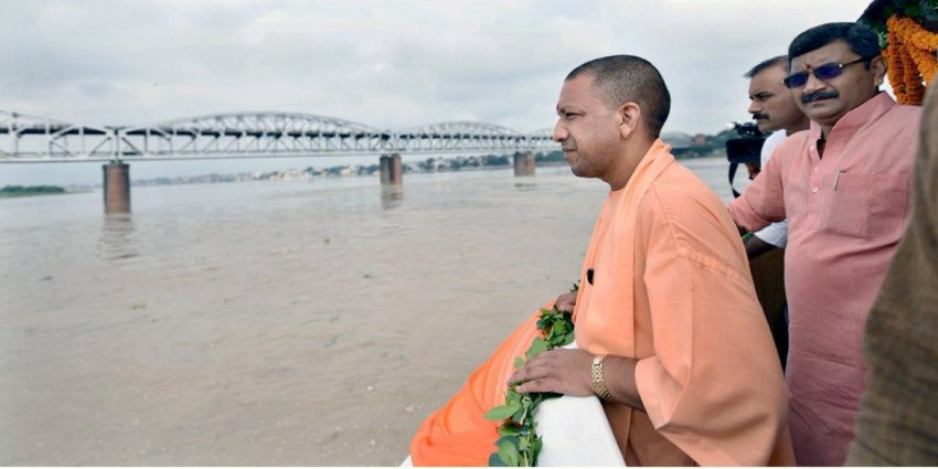 UPCM वाराणसी में अलकनंदा क्रूज का उद्घाटन के बाद काशी का विहगंम दृश्य देखते हुए 