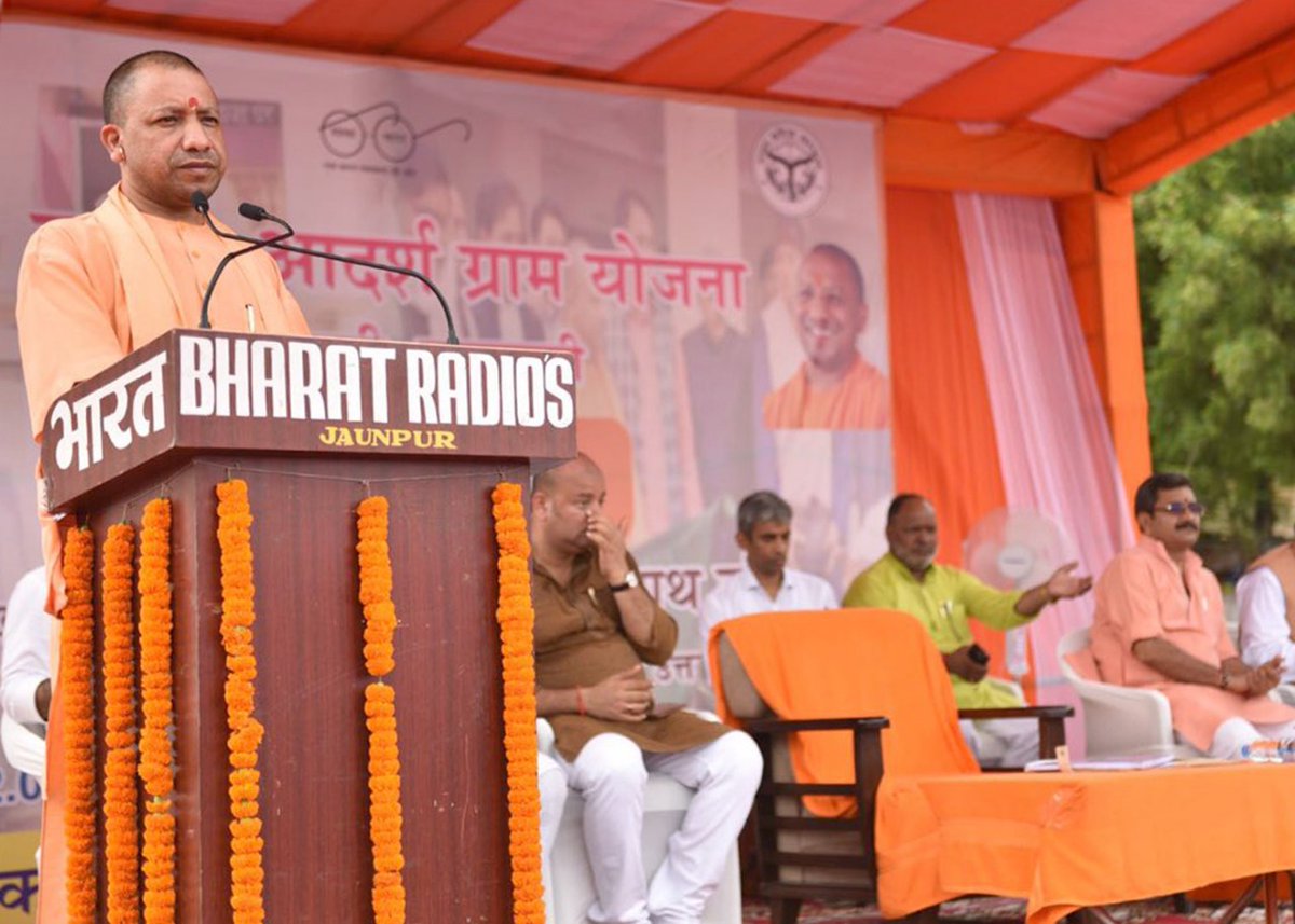 UPCM सांसद आदर्श गांव डोमरी का भ्रमण कर जन चौपाल को संबोधित करते हुए