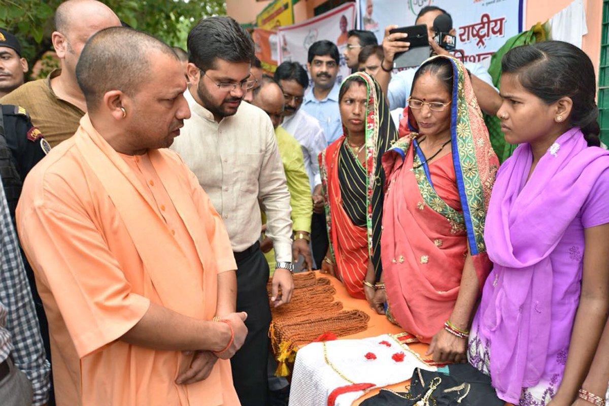 UPCM वाराणसी में सांसद आदर्श ग्राम डुमरी में प्रदर्शनी का अवलोकन करते हुए