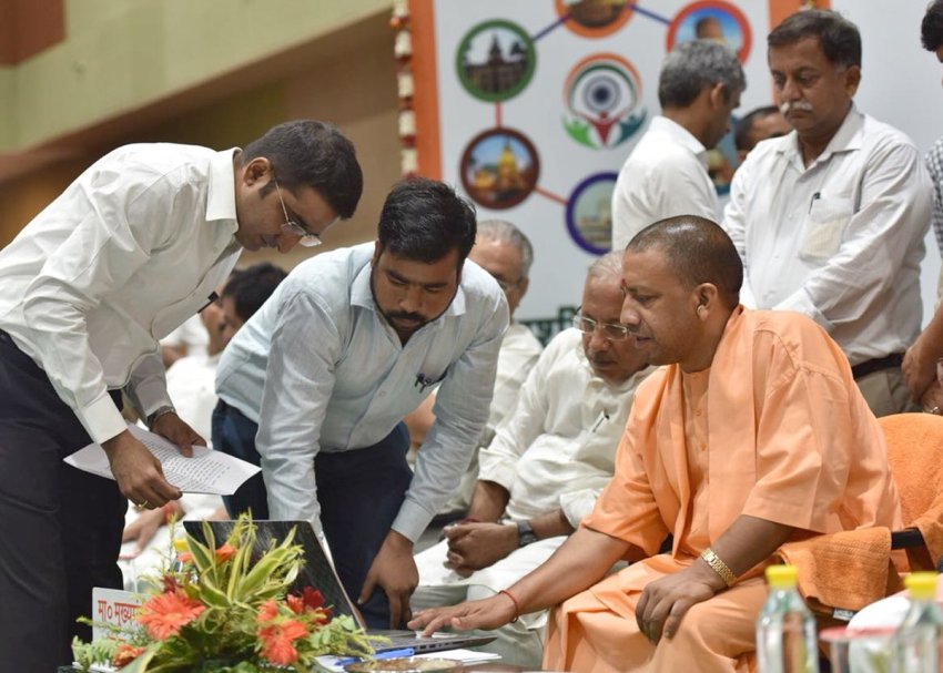 UPCM वाराणसी में 'काशी आतिथ्य' और 'सुगम दर्शन' ऐप लांच करते हुए