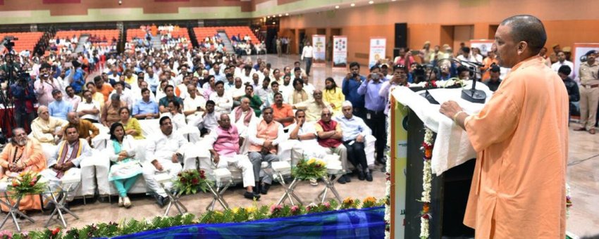 UPCM वाराणसी में 15वें "प्रवासी भारतीय दिवस" कार्यक्रम को संबोधित करते हुए