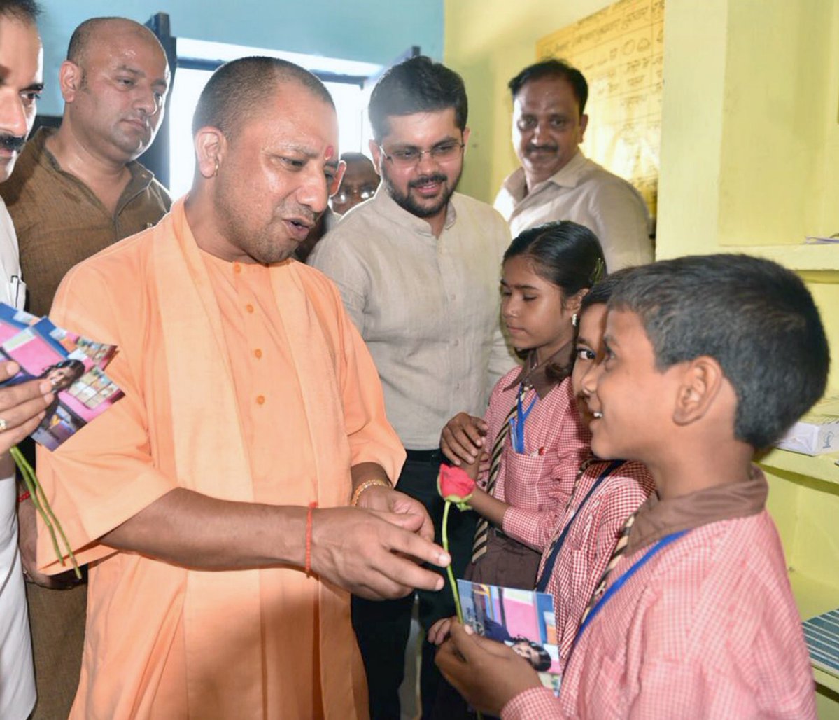 UPCM वाराणसी में स्कूली बच्चों से मिलते हुए