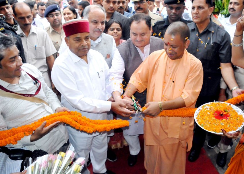 UPCM गोरखपुर में स्थित सीतापुर नेत्र चिकित्सालय का उद्घाटन करते हुए