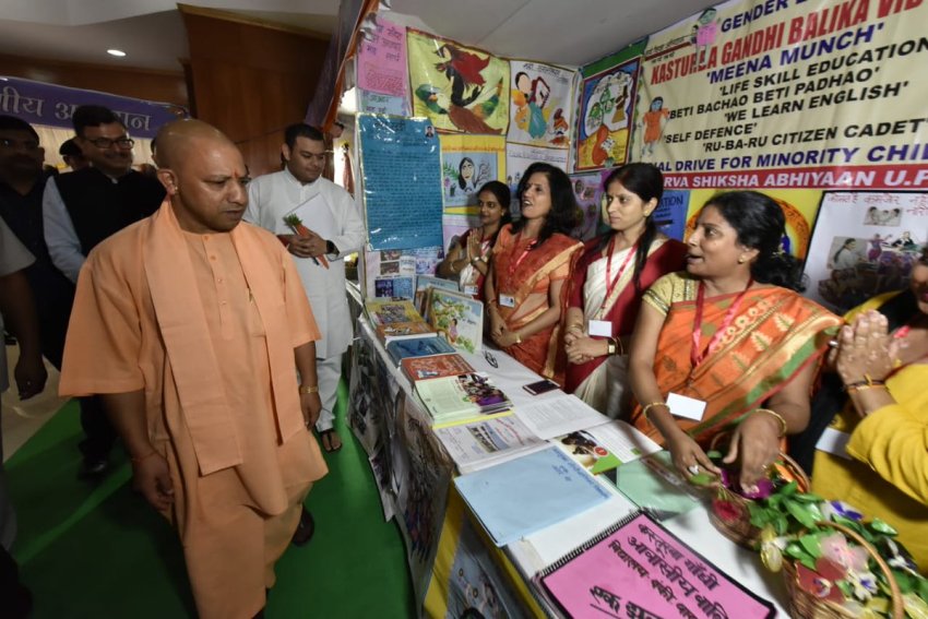 UPCM नवनियुक्त शिक्षकों को नियुक्ति पत्रों का वितरण कार्यक्रम के दौरान डॉ. राम मनोहर लोहिया विधि विश्वविद्यालय, लखनऊ में प्रदर्शनी का अवलोकन करते हुए