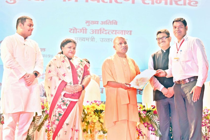 UPCM डॉ. राम मनोहर लोहिया विधि विश्वविद्यालय में परिषदीय प्राथमिक विद्यालयों के नवनियुक्त शिक्षकों को नियुक्ति-पत्र वितरित करते हुए