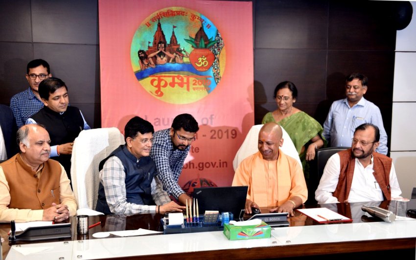 UPCM और रेल मंत्री कुंभ मेला-2019 की वेबसाइट और सोशल मीडिया ऐप का शुभारंभ करते हुए