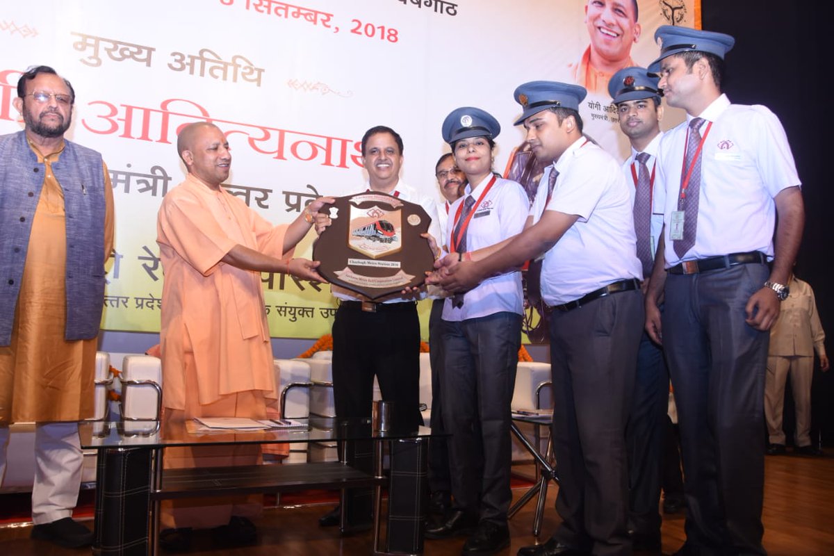 UPCM लखनऊ मेट्रो दिवस कार्यक्रम में उत्कृष्ट कार्य करने वाले कर्मियों को सम्मानित करते हुए 