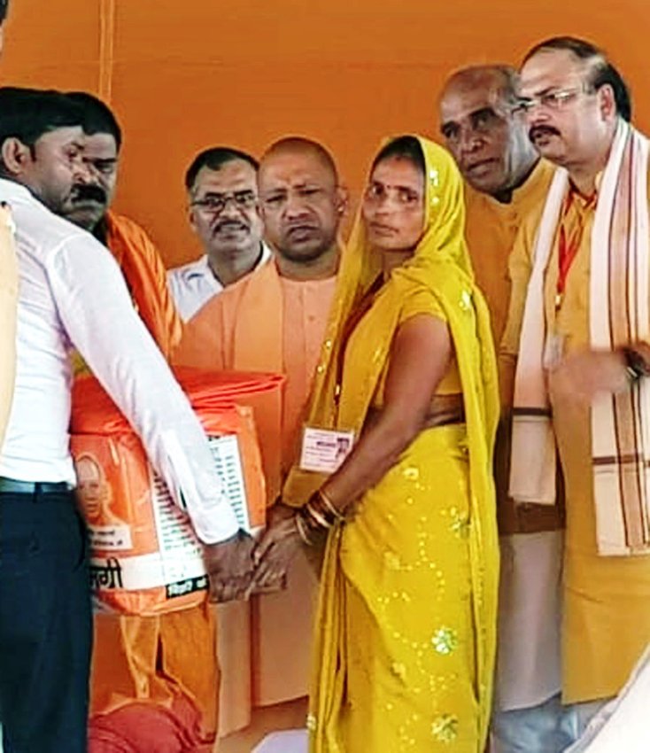 UPCM बस्ती में बाढ़ से प्रभावित परिवारों को राहत सामग्री वितरित करते हुए