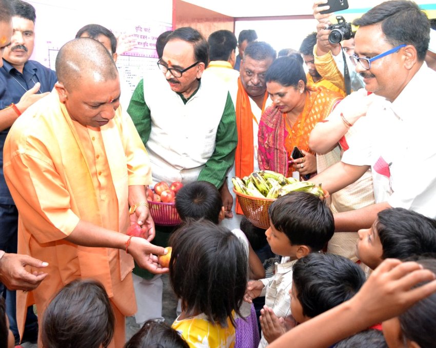 UPCMचंदौली में शिक्षा की गुणवत्ता बनाए रखने पर विशेष बल देते हुए और बच्चों से बातचीत  करते हुए