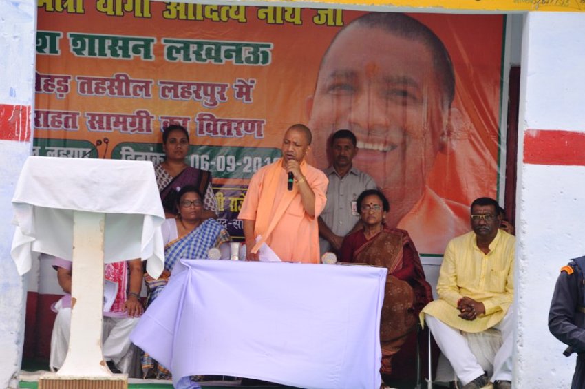 UPCM सीतापुर में बाढ़ पीड़ितों को राहत सामग्री वितरित करने के बाद कार्यक्रम को सम्बोधित करते हुए