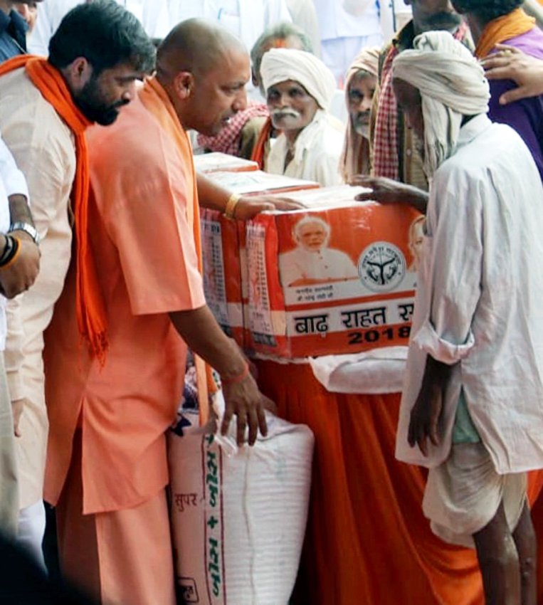 UPCM बाराबंकी में टिकैतनगर के दूल्हादेपुर में 600 बाढ़ पीड़ितों को राहत सामग्री का वितरण करते हुए