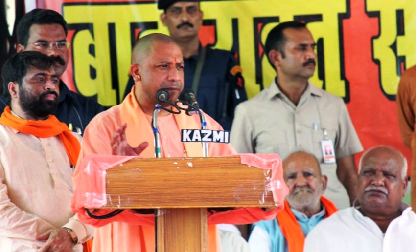 UPCM बाराबंकी में जनसमूह एवं बाढ़ पीड़ितों को सम्बोधित करते हुए