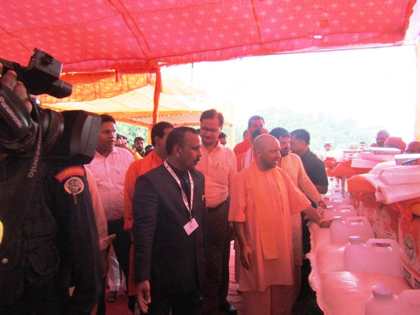 UPCM गोण्डा के बाढ़ प्रभावितों को राहत किट वितरित करने के साथ निरीक्षण करते हुए