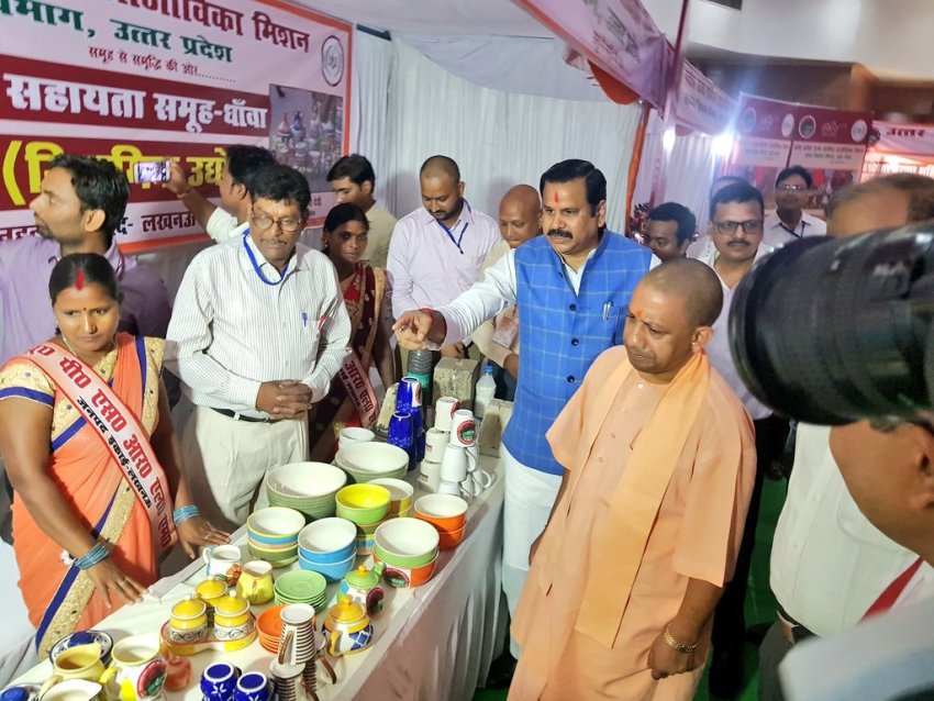 UPCM प्रदर्शनी का अवलोकन करते हुए