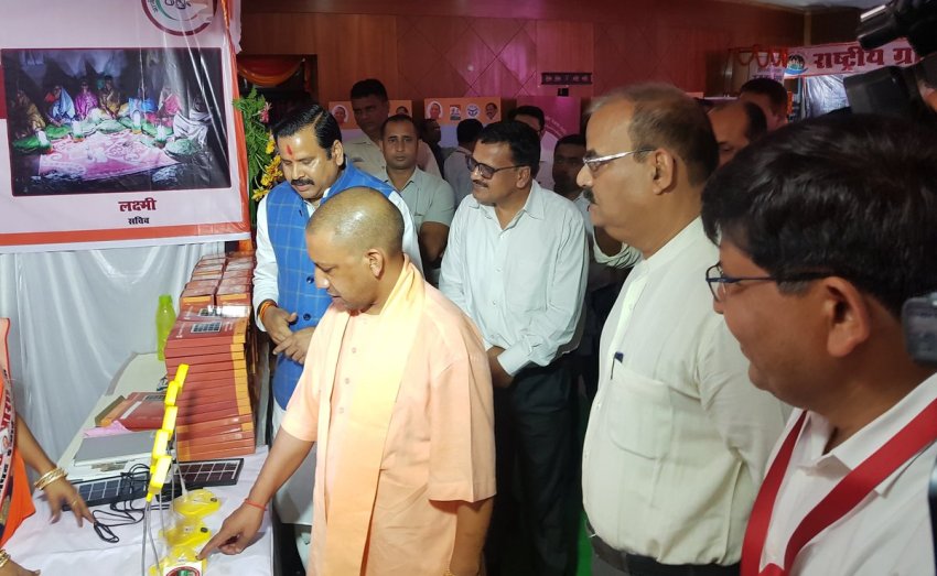 UPCM प्रदर्शनी का अवलोकन करते हुए