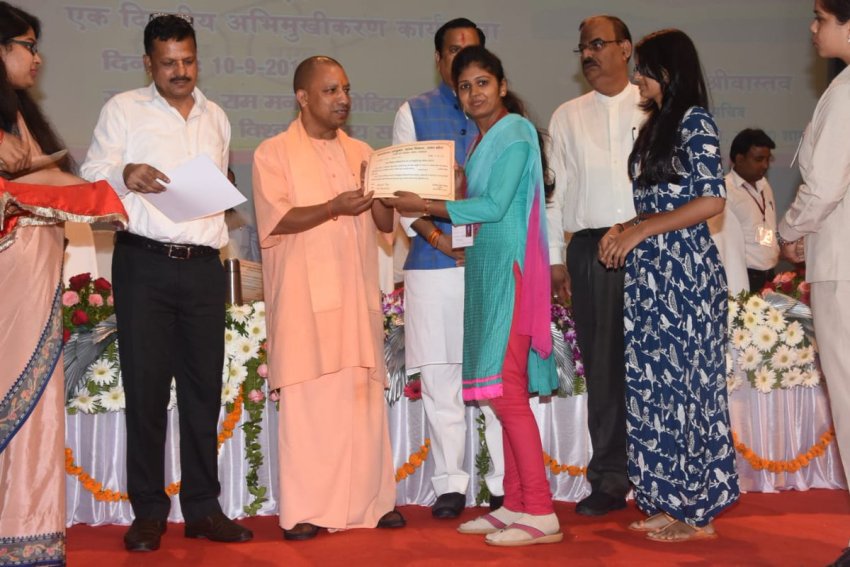 UPCM ग्राम विकास अधिकारियों को नियुक्ति पत्र भी प्रदान करते हुए