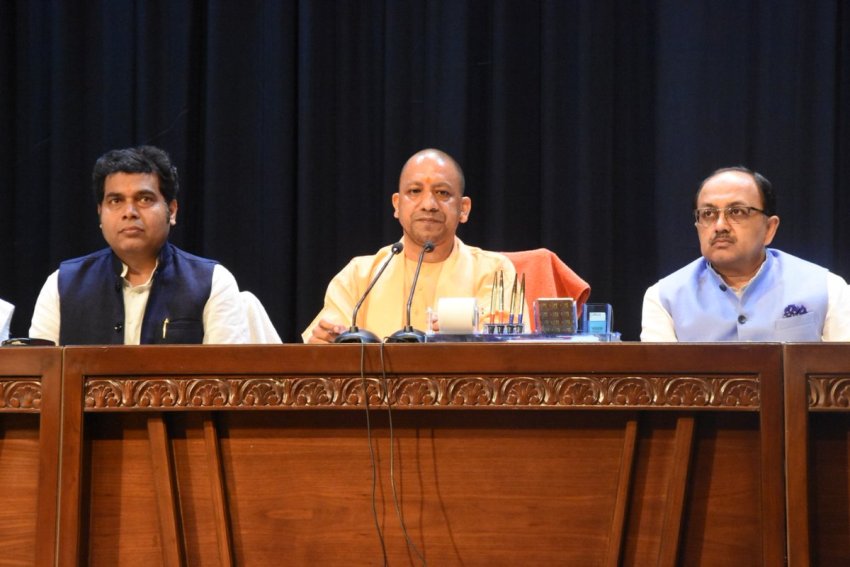 UPCM लोकभवन में मंत्रिपरिषद की बैठक के बाद प्रेसवार्ता करते हुए