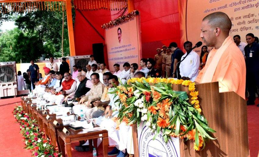 UPCM आगरा में कार्यक्रम को सम्बोधित करते हुए
