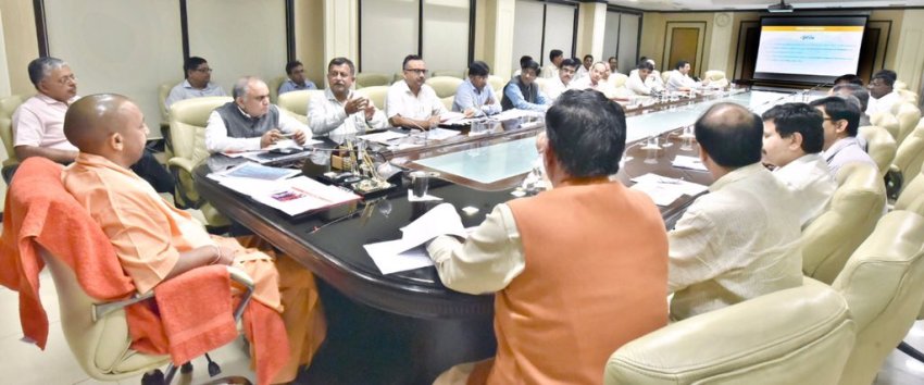 UPCM डिफेन्स इण्डस्ट्रियल काॅरिडोर और बुन्देलखण्ड एक्सप्रेस-वे परियोजना की समीक्षा बैठक करते हुए
