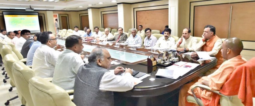 UPCM डिफेन्स इण्डस्ट्रियल काॅरिडोर और बुन्देलखण्ड एक्सप्रेस-वे परियोजना की समीक्षा बैठक करते हुए
